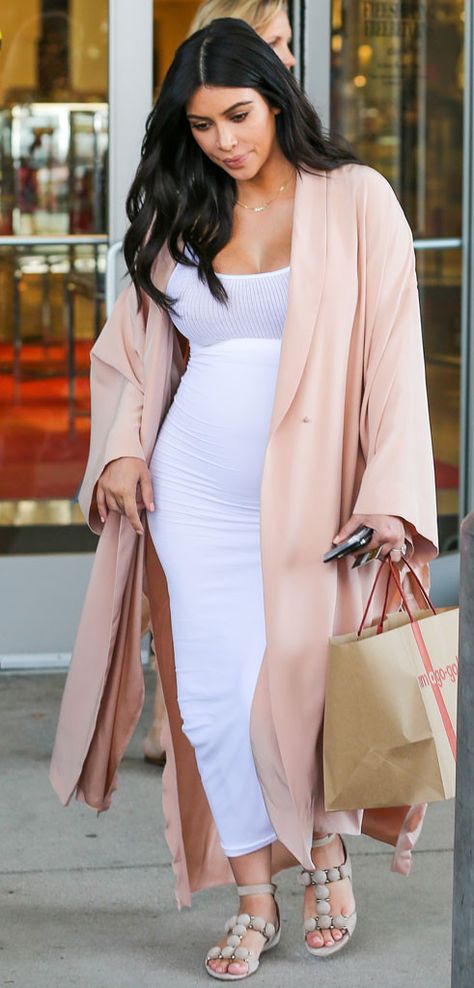 Kim Kardashian Pregnant, Pregnant Celebrity, Celebrity Pregnancy, Loose Cotton Pants, Celebrity Maternity Style, Mason Disick, Pregnancy Dresses, Pregnant Fashion, Pregnant Outfits