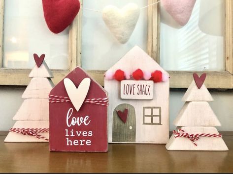 Valentine Wood Crafts, Love Lives Here, Diy Valentine's Day Decorations, Cupid Love, Happy Hearts Day, Valentines Decor, Valentines Sign, Diy Valentines Decorations, Valentine Projects