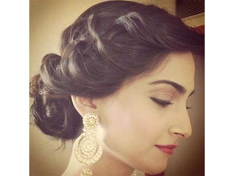 Get Inspired By Some Of Sonam Kapoors Best Hairstyles - Boldsky.com Medium Length Hair Up, Hairstyles For Indian Wedding, Retro Wedding Hair, Wedding Hair Side, Wedding Hairstyles Medium Length, Hairdo Wedding, Indian Wedding Hairstyles, Makeup Bridal, Best Wedding Hairstyles