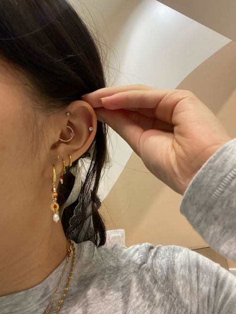 gold piercings Gold Piercings, Earring Inspo, Piercing Inspo, Pretty Ear Piercings, Jewelry Lookbook, Piercing Jewelry, Cute Jewelry, Earings Piercings, Ear Piercings