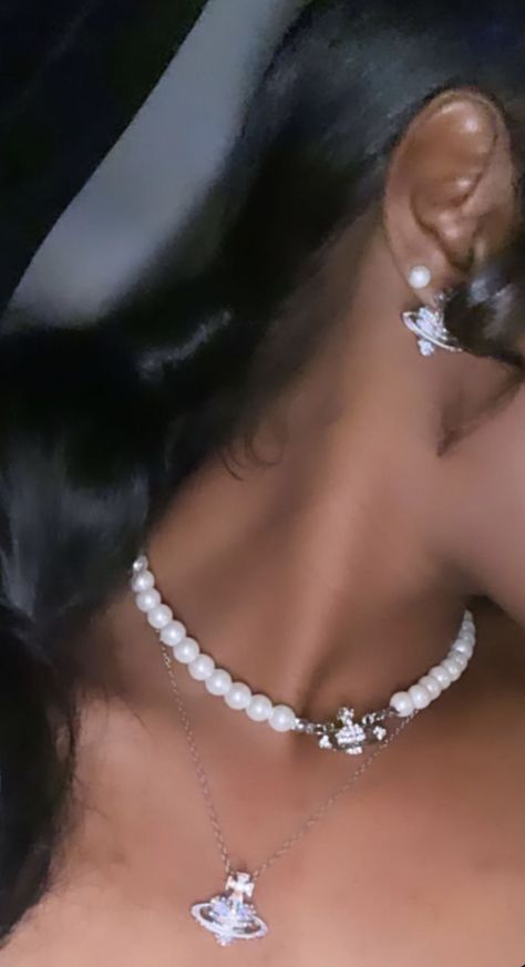 Pearls On Black Women, Pearl Necklace Black Woman, Pearl Necklace Outfit, Outfit Black Women, Necklace Outfit, Black Pearl Necklace, 2024 Christmas, Piercing Jewelry, Christmas List