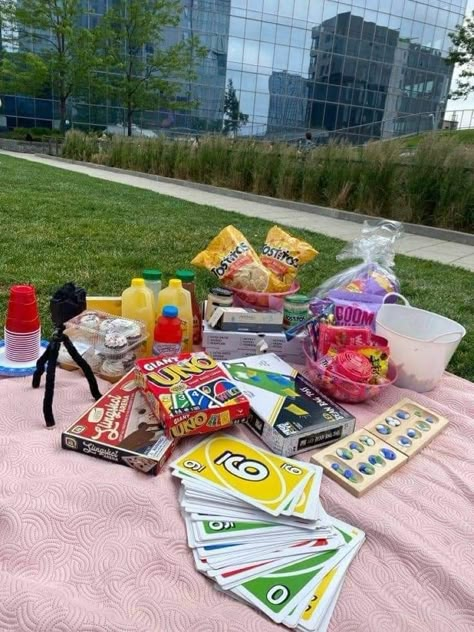 Piknik Party Birthday, Cute Spring Date Ideas, Cute Picnic Date Ideas Friends, Picnic Bday Party Ideas Simple, Activities For Birthday Parties Teens, Picnic Activities Ideas, Simple Dates Ideas, Things To Do At A Picnic With Friends, Picnic Party Activities