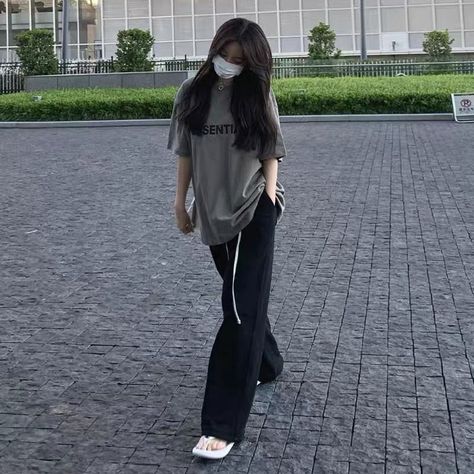 clothes style fashion street korean lifestyle dress jeans aesthetic asian paris european girl kpop airport cozy comfy outfits *credits to the owners* Grunge Trousers, Parachute Pants Women, Punk Fairy, Boyish Outfits, Aesthetic Emo, Harajuku Punk, Outfit Korean, 얼짱 소녀, Y2k Clothes