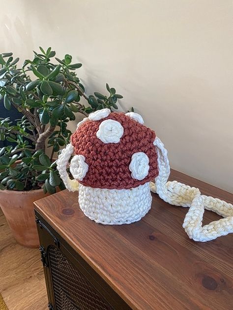 I made this Mushroom bag using So Crafty chunky yarn in the colours snow and autumn. The Cool thing about this bag is that the lid of the bag is always attached. Mushroom Bag Crochet Pattern, Mushroom Bag Crochet, Mushroom Tutorial, Amigurumi Mushroom, Yarn Projects Crochet, Mushroom Bag, Crochet Baby Poncho, Baby Poncho, Bag Crochet Pattern