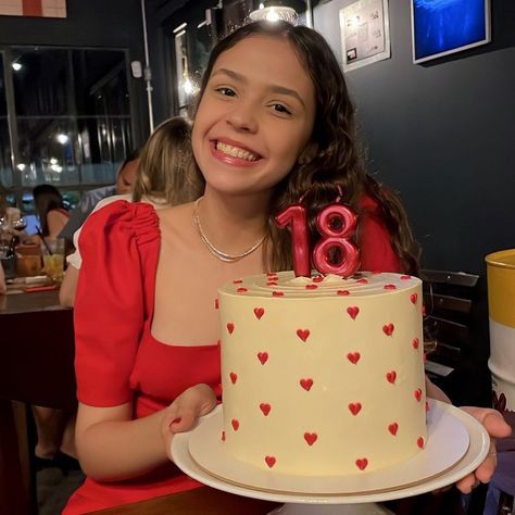 Cute 18th Birthday Cake Ideas, Red Minimalist Cake, Aesthetic Red Birthday Cake, 18birthday Cake Aesthetic, Simple Red Birthday Cake, 18bday Cake, Cake Ideas For 18th Birthday Girl, Minimalist Heart Cake, Cake With Hearts Decoration