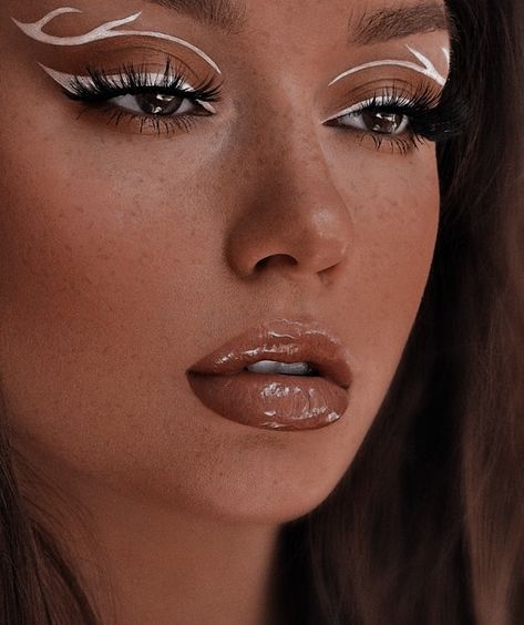 White Rave Makeup, Dune Makeup, White Makeup Ideas, White Makeup Looks, White Eyeshadow Looks, Make Up Yeux, White Eyeliner Makeup, Festival Make Up, White Eyeshadow