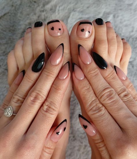 Pink Stiletto Gel Nails with black tip edges and full black ring fingers and accent toes, black hearts on thumbs and on big toes Black Nails With Accent Nail Ring Finger, Black Short Stiletto Nails, Accent Nail Ideas Ring Finger, Gel Nails With Black, Black French Tip Toes, Stiletto Gel Nails, Black Fingernails, French Tip Toes, Black Toe Nails