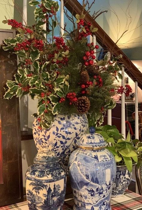 Christmas Flower Arrangements Ideas, Flower Garden Aesthetic, Flower Arrangements Ideas, Blue And White Vases, Winter Flower Arrangements, Winter Floral Arrangements, Chinoiserie Christmas, Winter Arrangements, Blue Christmas Decor