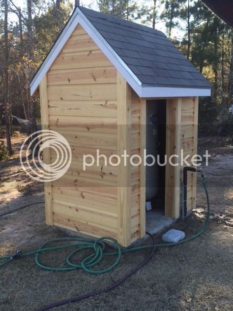 Well Houses Cover Ideas, Water Pump House Ideas, Diy Pump House How To Build, Water Well Pump Cover Ideas Outdoor, Well Pump House Cover Ideas, Farmhouse Well Pump House, Well Pump House Plans, How To Build A Well House, Well Houses Ideas