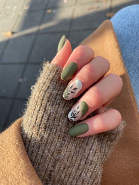 Fall Nail Inspiration Autumn Short, Olive Green Brown Nails, Olive Green Nails Designs Fall Almond, Autumn Nail Designs Green, Autumn Nails Green And Brown, Nails For Green Outfit, Fall Almond Nails Ideas Green, Matte Green Fall Nails, Cream And Green Nails