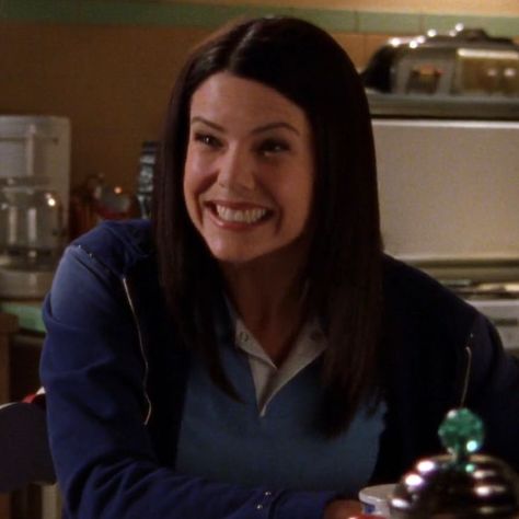 Gilmore Girls Pfp, Gilmore Girls Lorelai, Lorelei Gilmore, Girls Pfp, Gilmore Girls Outfits, Team Logan, Mother Daughter Relationships, Lauren Graham, Lorelai Gilmore