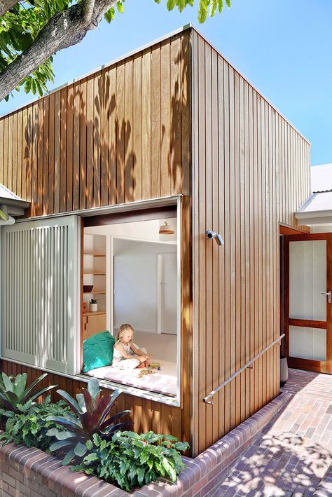 Caloundra beach house renovation | Queensland Homes Magazine House On The Ocean, Kiwi Bach, Queensland Homes, Beach House Renovation, Brisbane Architects, Siding Ideas, Bungalow Exterior, Beach Cabin, Timber Panelling