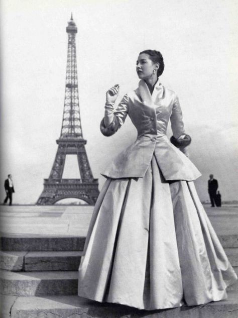 Christian Dior "Corolle" Collection, 1947 Dior New Look, Vogue Vintage, Mode Glamour, Mode Retro, Carmen Miranda, Dior Collection, Patrick Demarchelier, Look Retro, Dior Vintage