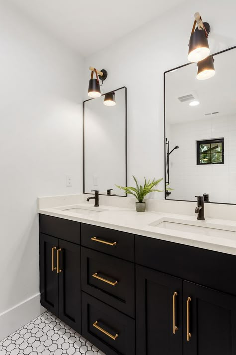 Black Vanity Bathroom Ideas, Black And Gold Bathroom Ideas, Bathrooms Floors, Black Bathroom Fixtures, Black Bathrooms, Design Interior Baie, Makeover Kamar Mandi, Masculine Bathroom, Black And Gold Bathroom