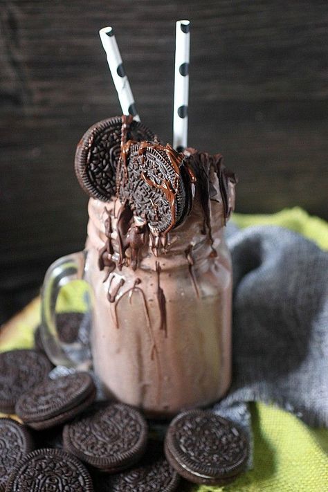 This  Boozy Oreo & Chocolate Cream Milkshake is a straight up "eat your feelings" situation. Giant scoops of chocolate ice cream are blended with whole milk, heavy cream, Oreo cookies, and vodka. This "eat your feelings" milkshake is topped with more scoo Milkshake Drink, Dessert Original, Oreo Chocolate, Chocolate Milkshake, Milkshake Recipes, Milk Shakes, Sweet Drinks, Lost 100 Pounds, Think Food