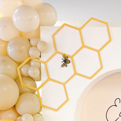 🐝 Eden’s 1st Bee-Day 🐝🥹🤍 ___ Backdrop Decor: @decorandvibes Signage / Decal: @signedbytobs ___ #decorandvibes #babyshower #beeday #ottawaevents #eventdecor #ottawaeventdecorators #winniethepooh #ottawadecorator #eventdecor #balloongarland #backdropdecor #winniethepoohdecoration #3dbackdrop #beedayparty #winniethepoohbirthday Beehive Backdrop, Beehive Decorations, Business Launch Party, Chelsea Baby, Diy Honeycomb, Honey Bee Baby Shower, Bee Birthday Party, Birthday Party Background, Backdrop Decor