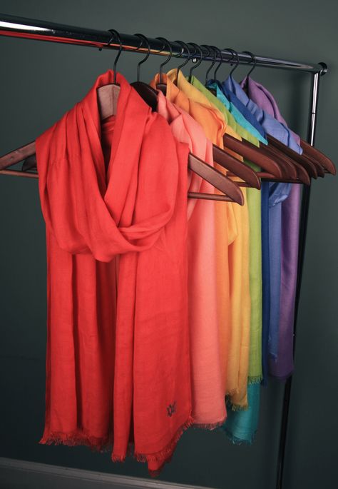 Drape, hang, or tie scarves around suit hangers for an easy, clean look. This will help show how they will hang around the neck. Storage Display Ideas, Clothes Shop Display, Scarves Display, Shop Display Ideas, Scarf Rack, Tie Scarves, Scarf Display, Scarf Storage, Diy Display