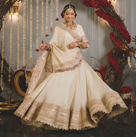 Lehenga Wedding Bridal, White Bridal Lehenga, Lehenga Designs Latest, Bridesmaid Indian, Engagement Dress For Bride, Indian Dress Up, Indian Bridesmaid Dresses, Indian Wedding Gowns, Latest Bridal Lehenga