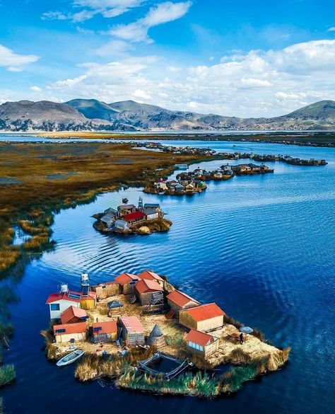 Islas flotantes de Los #Uros en el gran Lago Titicaca, región Puno 🇵🇪  Photo by 📷 @slowlyanywhere Lago Titicaca Peru, Lake Titicaca Peru, Backpacking Peru, Peru Culture, Hiking Peru, Dream Water, Peru Beaches, Bolivia Travel, Lake Titicaca