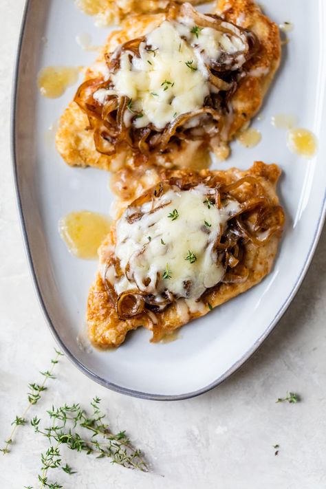 If you love caramelized onions and melted cheese, you will love this one-pan Skillet French Onion Chicken, a great way to jazz up chicken breasts! #chicken #chickenbreast #caramelizedonions #dinner #healthyrecipes Chicken Skinnytaste, Skillet Food, Ww Dinners, Cajun Rice, Southern Foods, Balsamic Vinegar Chicken, Chicken Breast Cutlet, Feta Chicken, French Onion Chicken