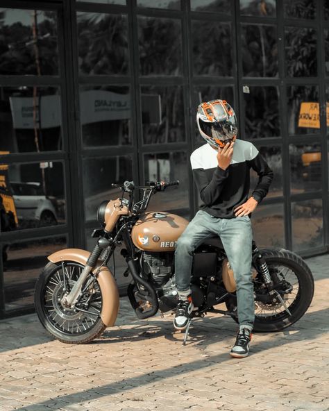 Royal Enfield Wallpapers, Couple Photoshoot Ideas, Army Look, Diy Motorcycle, Enfield Motorcycle, Bike Photoshoot, Couple Photoshoot, Royal Enfield, Ipad Wallpaper