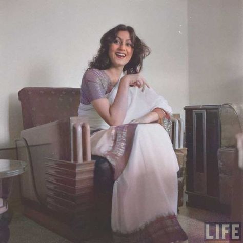 Retro Saree Vintage India, Retro Saree Look, Old Film Stars, Filmy Vintage, Bollywood Pictures, Retro Bollywood, Desi Fashion Casual, Vintage India, Indian Photoshoot