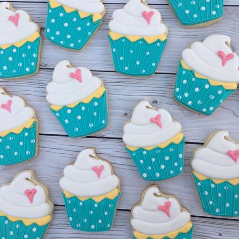 Cupcake Cookie Decorating Ideas, Royal Icing Cupcake Cookies, Decorated Cupcake Cookies, Birthday Cupcake Cookies Decorated, Cupcake Royal Icing Cookies, Easy Birthday Cookies Decorated, Cupcake Decorated Cookies, Cupcake Sugar Cookies Decorated, Cupcake Sugar Cookies