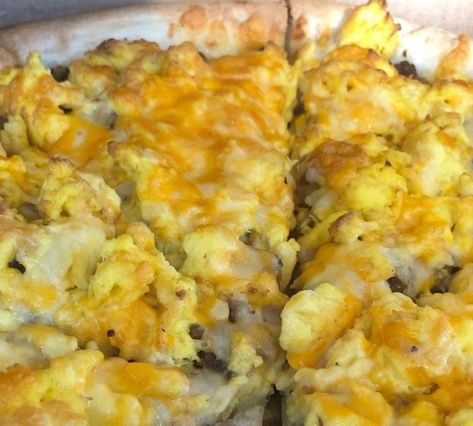 Sausage Gravy Breakfast Pizza - Troyer Market Sausage Gravy Breakfast Pizza Recipe, Sausage Breakfast Pizza Recipe, Caseys Breakfast Pizza, Sausage Gravy Breakfast Pizza, Sausage Gravy Breakfast, Breakfast Pizza Crescent Roll, Gravy Breakfast, Breakfast Pizzas, Pizza Breakfast