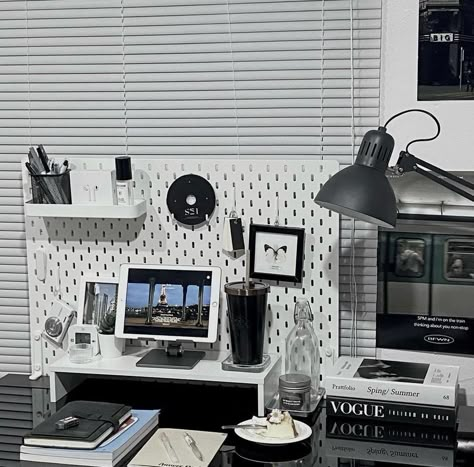 Black Study Table Ideas, Black Desk Aesthetic Korean, Black Desk Setup Aesthetic, Dark Desk Decor, Cheengu Dark, Black Study Table, Black Desk Decor Ideas, Black Desk Aesthetic, Dark Desk