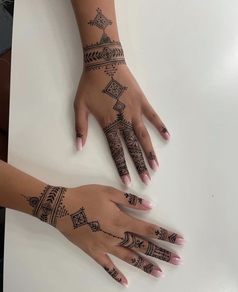 Henna Ink, Traditional Henna, Finger Tattoo For Women, Modern Henna, Henna Tattoo Designs Hand, Modern Henna Designs, Henna Style, Pretty Henna Designs, Circle Mehndi Designs