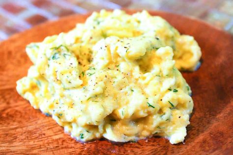 How to make perfectly creamy and soft scrambled eggs with fresh dill and mascarpone cheese stirred in. Dill Recipes, Creamy Scrambled Eggs, Scrambled Eggs Recipe, Chips Ahoy, Baked Shrimp, Eggs Recipe, Mascarpone Cheese, What's For Breakfast, Healthy Work Snacks