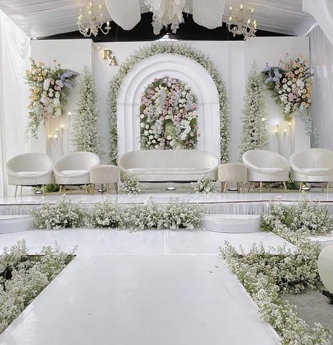 Moodboard Wedding Decoration, White Stage Decoration Wedding, Wedding Decorations Indoor Simple, Dekor Pelaminan Modern, Dekorasi Wedding Simple, Pelaminan Aesthetic, Dekor Nikahan, Dekor Akad, Wedding Pelamin