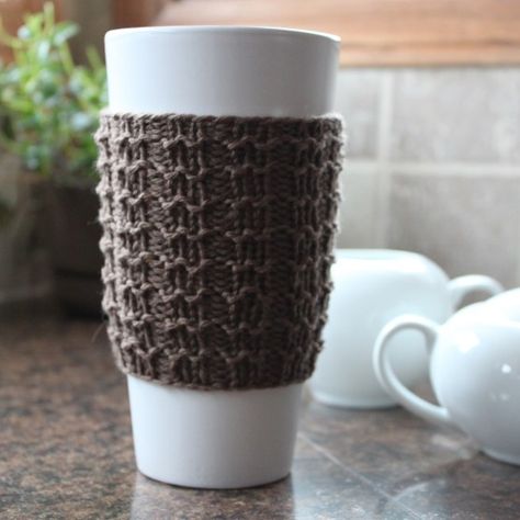 Knit Coffee Cozy Pattern, Cup Cozy Knitting Pattern, Leah Michelle, Knit Cup Cozy, Knit Coffee Cozy, Coffee Cozy Pattern, Easy Knitting Patterns Free, Knitting Patterns Free Beginner, Coffee Cup Sleeves