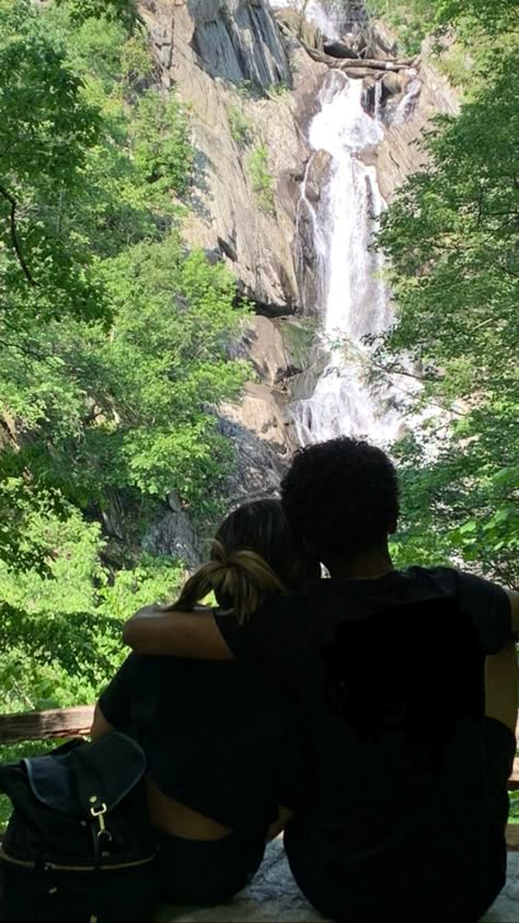 Hiking With Girlfriend, Hiking Date Aesthetic, Hiking Couple Aesthetic, Hiking Couple Pictures, Couple Hiking Aesthetic, Trekking Couple, Couple Waterfall, Couples Hiking Pictures, Hike Date