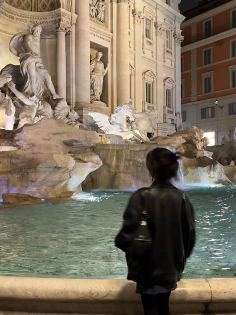 Trevi Fountain At Night, Rome Instagram Pictures Winter, Trevi Fountain Night, Rome Aesthetic Girl, Rome Italy Winter, Trevi Fountain Pictures, Trevi Fountain Aesthetic, Italian Girl Aesthetic, Rome Fountain