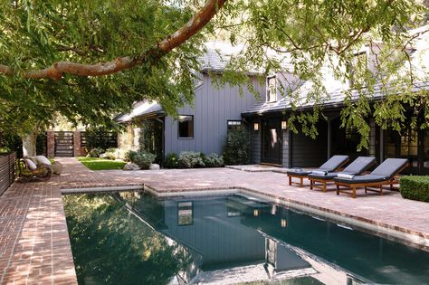 Simo Design, Backyard Pool House, Pool Patio Designs, Swimming Pool Photos, Garden Therapy, Beverly Hills Houses, Modern Pools, Modern Mansion, Brick Patios