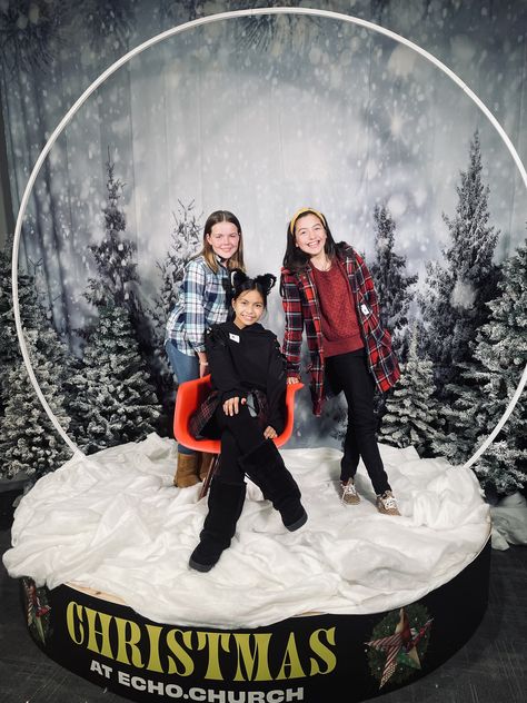 Diy Christmas Picture Backdrop Ideas, Large Christmas Displays, Snowglobe Photo Booth, Santa Photo Backdrop Ideas, Winter Wonderland Photo Booth, Snow Globe Photo Booth, Christmas Photo Op, Photozone Ideas, Christmas Photobooth