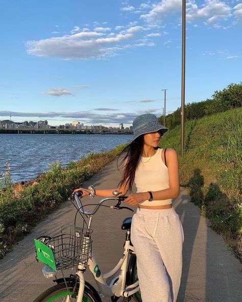 Cute Biking Outfit Summer, Cute Biking Outfit, Walking Outfits, Biking Outfit, Summer Nature, Best Photo Poses, Girl Fits, Cute Poses For Pictures, How To Pose