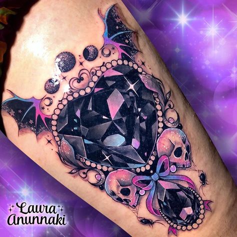 💖Ｌａｕｒａ Ａｎｕｎｎａｋi 💖 on Instagram: “🖤💖Pastel goth dream jewel💖🖤 Something a little bit different that I’m used to do! something a lot bit less colorful 🤣🖤 I really loved doing…” Laura Anunnaki, Girly Skull Tattoos, Goth Anime, Gem Tattoo, Jewel Tattoo, Crystal Tattoo, Goth Tattoo, Sweet Tattoos, Gorgeous Tattoos