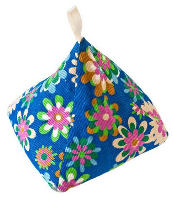 Sew your own pyramid doorstop - Better Homes & Gardens Magazine    A tassle on the top looks good too.  Filled with rice or wheat Doorstop Pattern Free, Diy Doorstop, Doorstop Pattern, Make Your Own Fabric, Fabric Door Stop, Better Homes And Gardens Magazine, Fabric Door, Make A Door, Small Sewing