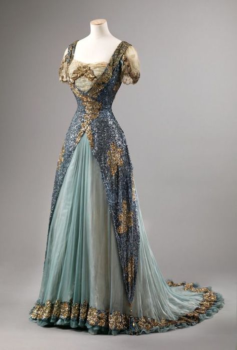 This dress is gorgeous. Dress1905-1910Nasjonalmuseet for Kunst, Arketektur, og Design Gaun Abad Pertengahan, Istoria Modei, Mode Retro, Period Dress, 파티 드레스, Old Dresses, Antique Dress, Vintage Gowns, فستان سهرة