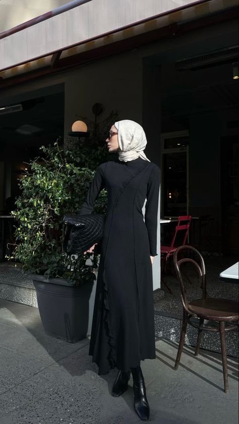 Old Money Hijab Outfit, Edgy Elegant Style, Hijabi Drip, Winter Modest Outfits, Black Wedding Guest Dresses, Modesty Dress, University Fashion, Hijabi Fits, Glamour Outfit