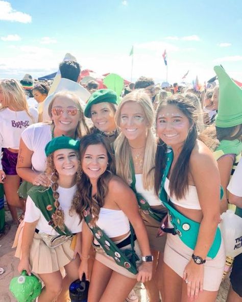 Cute Group Halloween Costumes College, Girl Scout Costume College, Girl Scout Costume Women, Girl Scouts Costume, Girl Scout Halloween Costume, Carnival Costumes Ideas, Carnaval Outfits, Girl Scout Costume, Halloween Group Costumes