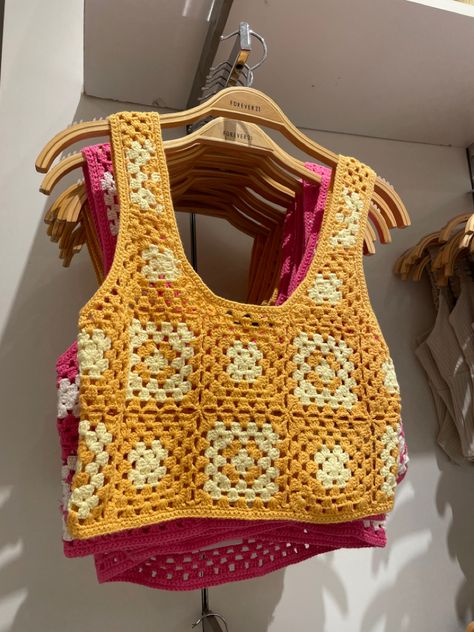 Tops A Crochet, Squared Clothes, Crochet Yellow, Crochet Afghan Patterns Free, Crochet Bedspread Pattern, Crochet Crop Top Pattern, Crochet Sandals, Crochet Bedspread, Crochet Clothing And Accessories