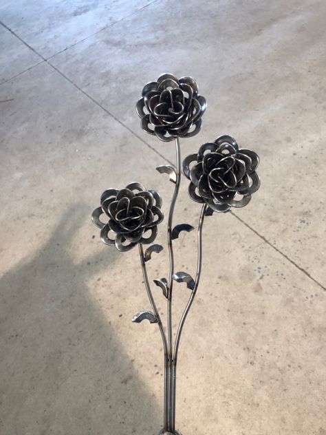 Things To Weld For Your Girlfriend, Welding Crafts Junk Art, Metal Flowers Diy, Welded Rose, Welded Flowers, Welding Women, Ag Projects, Metal Flower Art, Cool Welding Projects