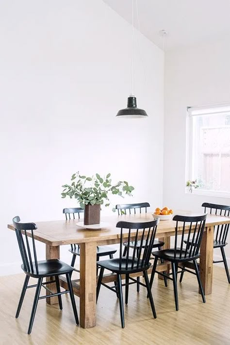 Table With Black Chairs, White Wood Dining Chairs, White Round Dining Table, Wood Dining Room Chairs, Dining Room Updates, Furnitur Ruang Keluarga, Black Chairs, Wood Dining Room Table, Farmhouse Dining Room Table