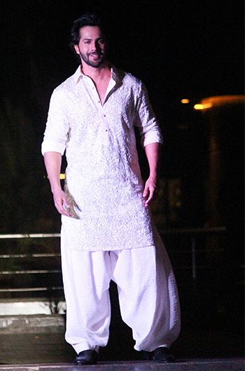 Who+Wore+What+To+Sonam+Kapoor+and+Anand+Ahuja’s+Wedding+&+Sangeet! Varun Dhawan Kurta, Men Ethnic Wear India, Namastey London, Varun Alia, Marriage Dresses, Varun Dhawan Photos, Anand Ahuja, Kurta Fashion, India Fashion Men