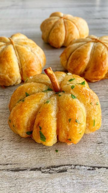 Pizza Stuffed Pumpkins, Halloween Puff Pastry Ideas, Thanksgiving Hacks, Pumpkin Pizza, Stuffed Pumpkins, Puff Pastry Pizza, Pastry Pizza, Halloween Appetizers Easy, Brown Tips