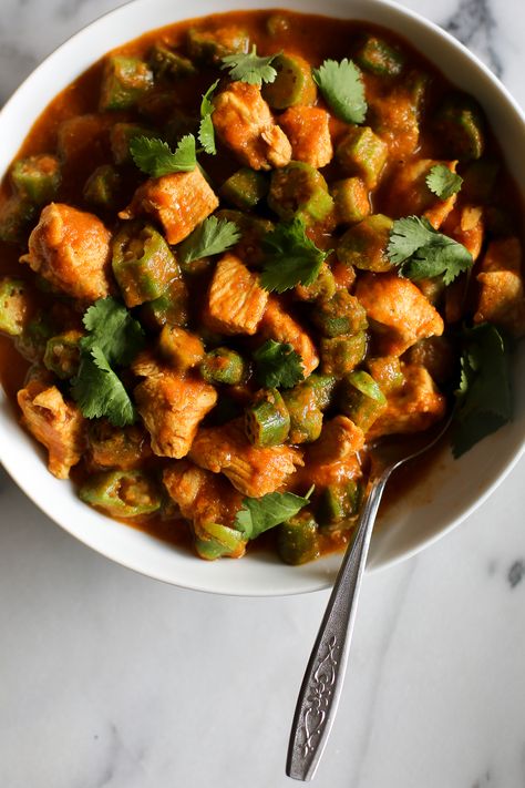 Chicken And Okra, Bhindi Masala Recipe, Paleo Curry, Okra Curry, Okra Recipes, Chicken Masala, Paleo Chicken, Delicious Vegetables, Okra