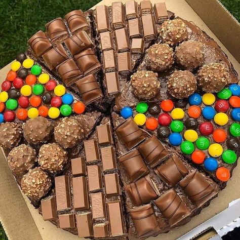 Chocolate Pizza, Best Pizza Dough, Colorful Desserts, Candy Cakes, Junk Food Snacks, Easy Baking Recipes Desserts, Think Food, Sweet Snacks Recipes, Brownie Cake